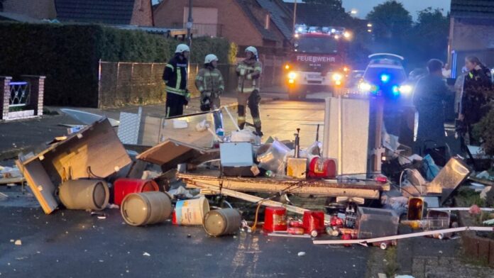 Imbisswagen explodiert Die Reste eines völlig zerstörten Imbisswagens, der am frühen Morgen in Goch explodiert ist.