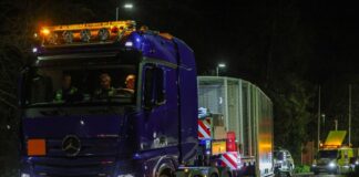 Vierter Castor-Behälter mit Atommüll auf dem Weg nach Ahaus Ein Schwerlasttransporter verlässt mit einem Castor-Behälter den Standort Jülich. (Archivbild)
