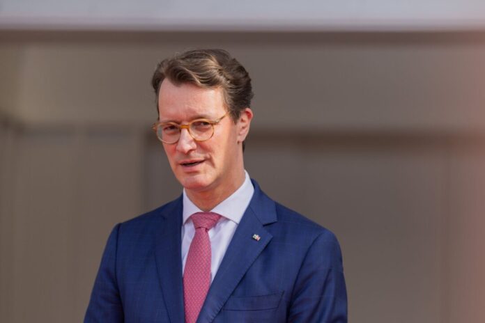 NRW-Ministerpräsident Hendrik Wüst NRW-Ministerpräsident Hendrik Wüst (CDU) möchte die Beziehungen zwischen NRW und Schlesien auf gesellschaftlicher Ebene stärken. (Archivbild)