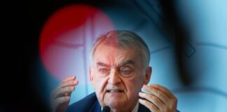 Reul deutet Konkurrenz für Palantir an «Beim letzten Mal war Palantir alleine unterwegs. Ich vermute, dass wir dieses Mal mehr Firmen zur Auswahl haben werden», sagte NRW-Innenminister Herbert Reul (CDU).