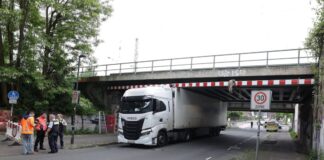 Bahnverkehr nach Lkw-Unfall im Raum Düsseldorf gestört Der Laster blieb unter einer Eisenbahnbrücke stecken.