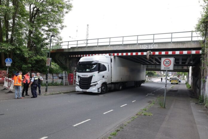 Lkw steckt unter Eisenbahnbrücke fest Der Laster blieb unter einer Eisenbahnbrücke stecken.