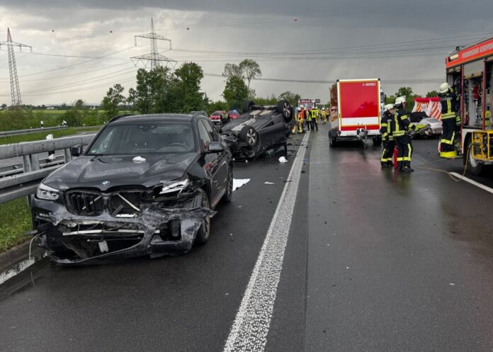 Frau stirbt bei Unfall auf A61 - Kind schwer verletzt Die Frau starb noch an der Unfallstelle.