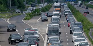 Autobahnen und Bahn voll – Tipps für entspannte Kurztrips Rund um Pfingsten wird es auf den Autobahnen wieder voll. (Archivbild)
