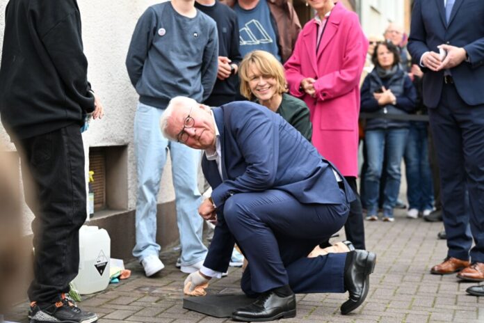 Bundespräsident Frank-Walter Steinmeier reinigt Stolpersteine Der Bundespräsident packt persönlich mit an: Er reinigt Stolperstein in Dorsten.