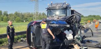 Autofahrer eingeklemmt – A4 in Richtung Köln gesperrt Bei einem Unfall auf der A4 wurde ein Autofahrer in seinem Wagen eingeklemmt.