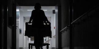 Diskriminierung im Gesundheitswesen – Präzedenzfall am BGH? Eine blinde Frau klagt in Karlsruhe gegen eine Rehaklinik. (Symbolbild)