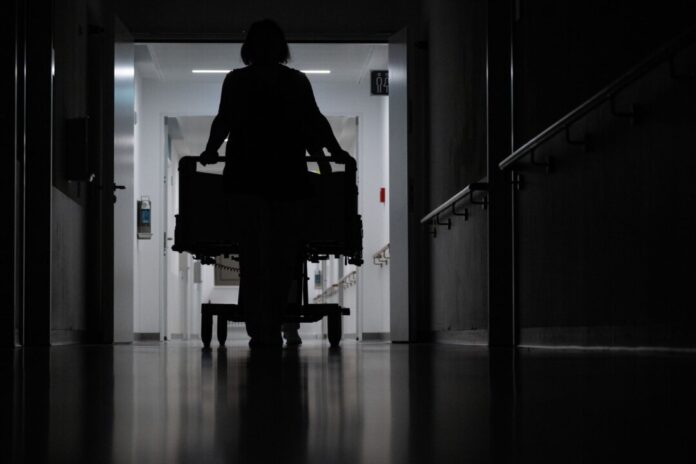 Krankenhaus Eine blinde Frau klagt in Karlsruhe gegen eine Rehaklinik. (Symbolbild)