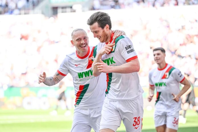 FC Augsburg - Bor. Mönchengladbach Matchwinner per Doppelpack: Augsburg-Stürmer Michael Gregoritsch (Mitte).
