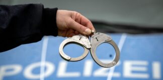 Mann soll Ex-Partnerin mit Hammer am Kopf verletzt haben Die Polizei hat den Mann in Untersuchungshaft genommen. (Symbolbild)