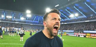 Wolfsburg verliert Relegation in Paderborn und steigt ab Paderborns Trainer Ralf Kettemann bejubelt den Aufstieg.