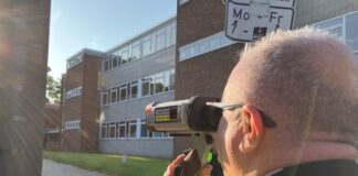Steigende Zahl an Schulwegeunfällen Ein Polizist ist bei einer Geschwindigkeitskontrolle vor einer Grundschule zu sehen. (Archivbild)