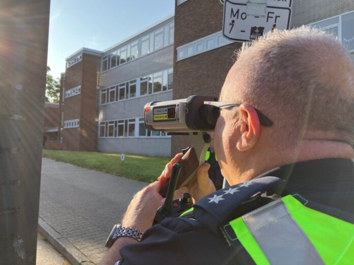 Geschwindigkeitskontrolle vor einer Grundschule Ein Polizist ist bei einer Geschwindigkeitskontrolle vor einer Grundschule zu sehen. (Archivbild)