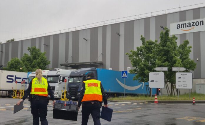 Zollkontrollen bei Paketzusteller-Firmen Im Fokus der bundesweiten Kontrollen wie hier in Köln stehen die Fahrer von Paketzustellern.