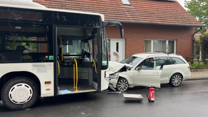 Schulbus-Unfall in Wettringen – 15 Verletzte gemeldet Bei diesem Zusammenstoß eines Autos mit einem Schulbus wurden die beiden Fahrer schwer verletzt. Die Unfallursache muss noch geklärt werden.