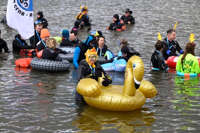 Rheinschwimmen in Köln In Köln sind heute trotz kühler Temperaturen zahlreiche Menschen im Rhein schwimmen gegangen - sie nahmen an einer Aktion des Deutschen Unterwasser Clubs teil.