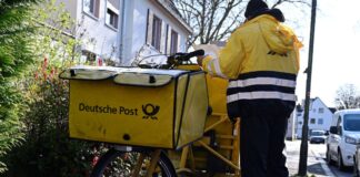 100 Euro für nichts? Post warnt vor Nachsende-«Preisfallen» Die meisten Briefe tragen hierzulande Postboten der Deutschen Post aus. (Archivbild)