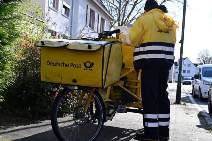 Postbote Die meisten Briefe tragen hierzulande Postboten der Deutschen Post aus. (Archivbild)