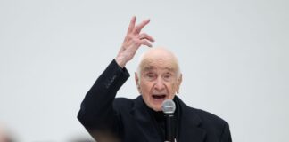 Armin Mueller-Stahls Leben und Kunst im Schloss Moyland Der 95-Jährige ist Maler, Schauspieler und Musiker.