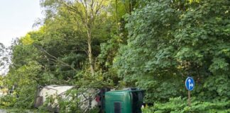 Gefahrgut-Lkw kommt in Gladbeck von der Straße ab Der Gefahrguttransporter liegt in einer Böschung auf der Seite.