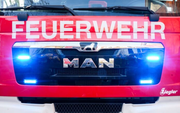 Feuerwehr Das Gebäude habe in Vollbrand gestanden, berichtete ein Feuerwehrsprecher. (Symbolbild)