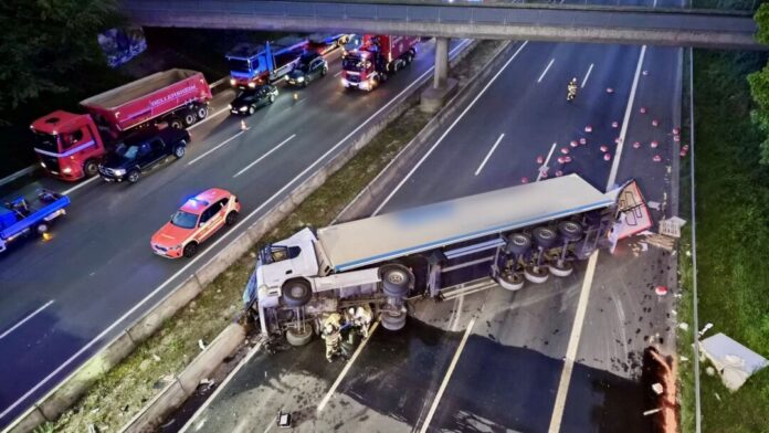 Lkw-Unfall bei Solingen - A3 Richtung Köln gesperrt Auf der A3 bei Solingen ist der Streckenabschnitt in Richtung Köln gesperrt.