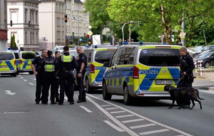 Verletzte nach Massenschlägerei in Wuppertal Die Polizei musste zwei streitende Gruppen in Wuppertal trennen.
