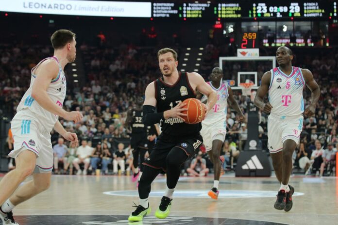 FC Bayern München - Telekom Baskets Bonn Andreas Obst und die Bayern hatten zunächst Probleme mit Bonn.