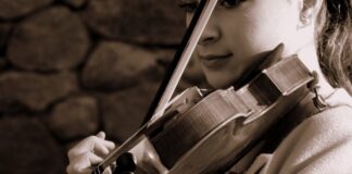 Geigenspiel in Vollendung: “Virtuosenfestival” von Prof. Aleksey Semenenko in der Dorfkirche Ein junge Frau spielt Geige. Foto: Pixabay