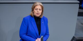 Schmiererei am Büro von Bärbel Bas – Staatsschutz ermittelt Unbekannte haben eine Parole an das Wahlkreisbüro von Arbeitsministerin Bärbel Bas (SPD) gesprüht. (Archivbild)
