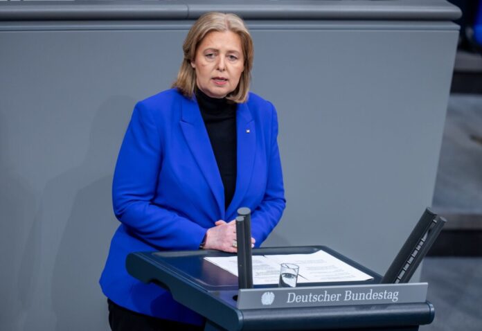 Bundestag Unbekannte haben eine Parole an das Wahlkreisbüro von Arbeitsministerin Bärbel Bas (SPD) gesprüht. (Archivbild)