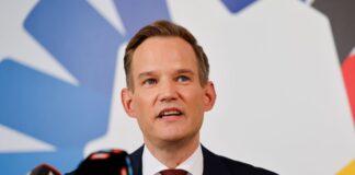 Rauchen nimmt bei Jugendlichen laut Umfrage zu Streeck fordert unter anderem eine Erhöhung der Tabaksteuer.