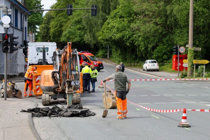 Einsatzkräfte arbeiten auf einer Straße. In Wuppertal hat die Feuerwehr wegen Einsturzgefahr eine vielbefahrene Kreuzung gesperrt und zwei Wohnhäuser evakuiert.