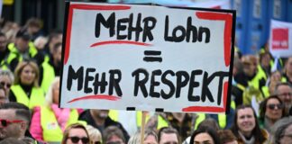 Warnstreiks im Handel auch in NRW Bei der Kundgebung in Dortmund forderten zahlreiche Menschen mehr Lohn im Handel.
