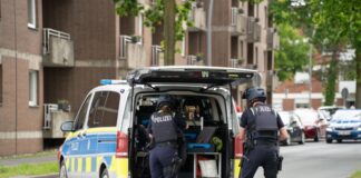 Berufskolleg nach Drohanruf geräumt – «keine Gefahr» Zahlreiche Einsatzkräfte waren nach dem Drohanruf zu der Schule in Beckum ausgerückt.