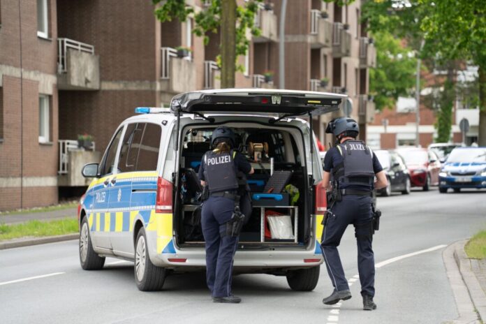 Einsatz an Berufskolleg - Polizei geht nicht von Gefahr aus Zahlreiche Einsatzkräfte waren nach dem Drohanruf zu der Schule in Beckum ausgerückt.