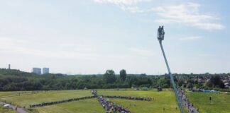 Tausende protestieren gegen Gaskraftwerke und bilden Windrad An der Windrad-Aktion beteiligten sich nach Angaben der Organisatoren rund 2.000 Menschen.