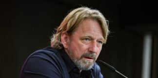 Berichte: Düsseldorf trennt sich von Sportchef Mislintat Sven Mislintat bei einer Pressekonferenz. (Archivbild)