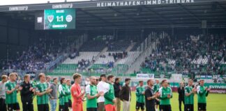 Trauer in Münster: Preußen steigen aus 2. Bundesliga ab Für die Spieler gab es von den Fans Aufmunterung statt Pfiffe.
