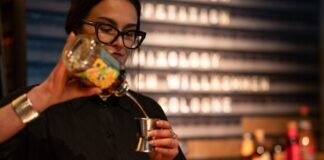 Comeback der Rum-Cola? Drink gewinnt Wettbewerb Diese Nachricht ist nicht aus den 80ern: Clara Schoper (24) aus der Münchner «Zephyr Bar» hat mit «Rum-Cola» einen Cocktailwettbewerb gewonnen. (Handoutbild)