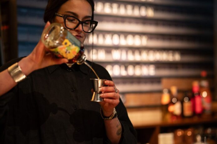 Clara Schoper gewinnt Cocktailwettbewerb Diese Nachricht ist nicht aus den 80ern: Clara Schoper (24) aus der Münchner «Zephyr Bar» hat mit «Rum-Cola» einen Cocktailwettbewerb gewonnen. (Handoutbild)