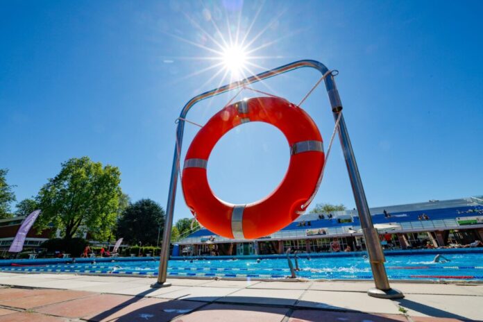 Start der Freibadsaison in Essen Bei strahlendem Sonnenschein startete im Grugabad in Essen die diesjährige Freibadsaison.