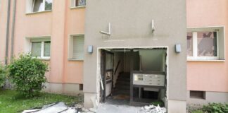Explosion an Wohnhaus – Ermittlungen in alle Richtungen Bei einer Explosion an einem Mehrfamilienhaus ist in Düsseldorf der Hauseingang schwer beschädigt worden.