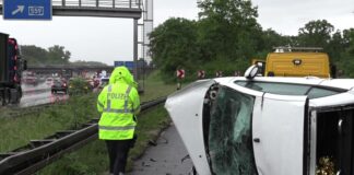 Frau bei Auffahrunfall auf A4 schwer verletzt Das Auto der 25-Jährigen überschlug sich bei dem Unfall und blieb auf der Seite liegen.