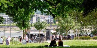 Es bleibt heiß in NRW Die sommerlichen Temperaturen locken die Menschen auch den Rest der Woche nach draußen ins Grüne.