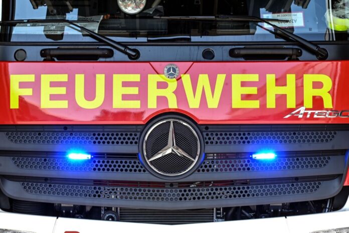 Feuerwehrfahrzeug - Symbolbild Brand in einem Recyclingbetrieb in Espelkamp - die Feuerwehr hat das Feuer unter Kontrolle. (Symbolfoto)