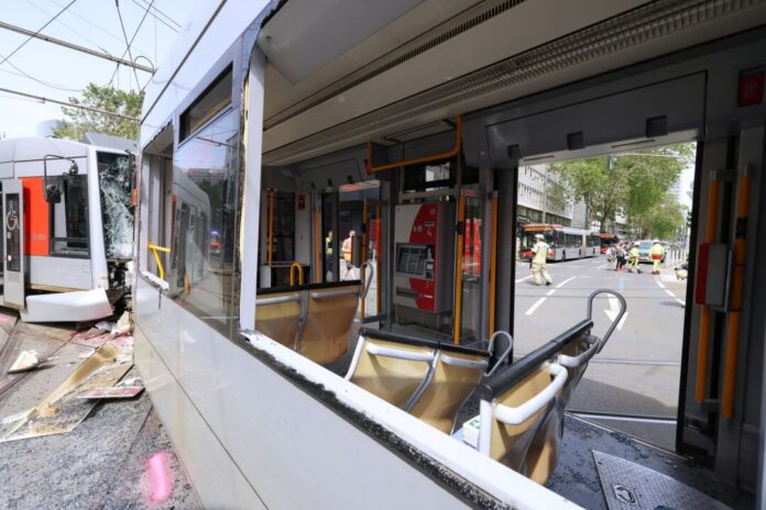 Straßenbahnunfall in Düsseldorf Die beiden Straßenbahnen kollidierten an einer Kreuzung.
