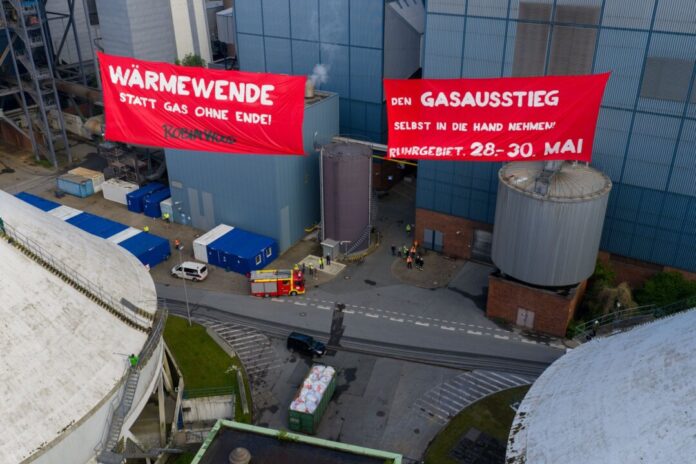 Protestaktion von Robin Wood in Herne Aktivisten der Gruppe Robin Wood haben am Morgen zwei Plakate zwischen zwei Kühltürmen des Kraftwerks Herne gespannt.