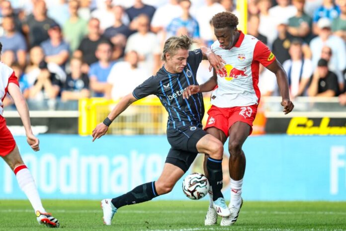 Abwehrspieler Joane Gadou Joane Gadou (rechts, im Salzburger Trikot) ist mit 1,95 Metern ein robuster Innenverteidiger. (Archivbild)