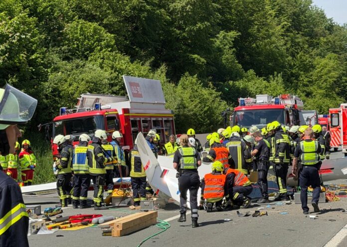 Segelflugzeug stürzt auf A45 Zeugen haben Foto- und Videoaufnahmen an die Polizei geschickt. Sie werden ausgewertet. (Archivbild von Samstag)